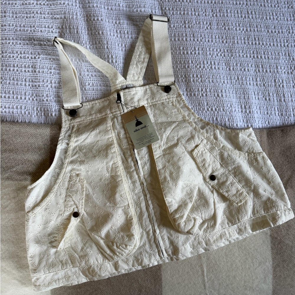 Cream Sleeveless Lace Vest